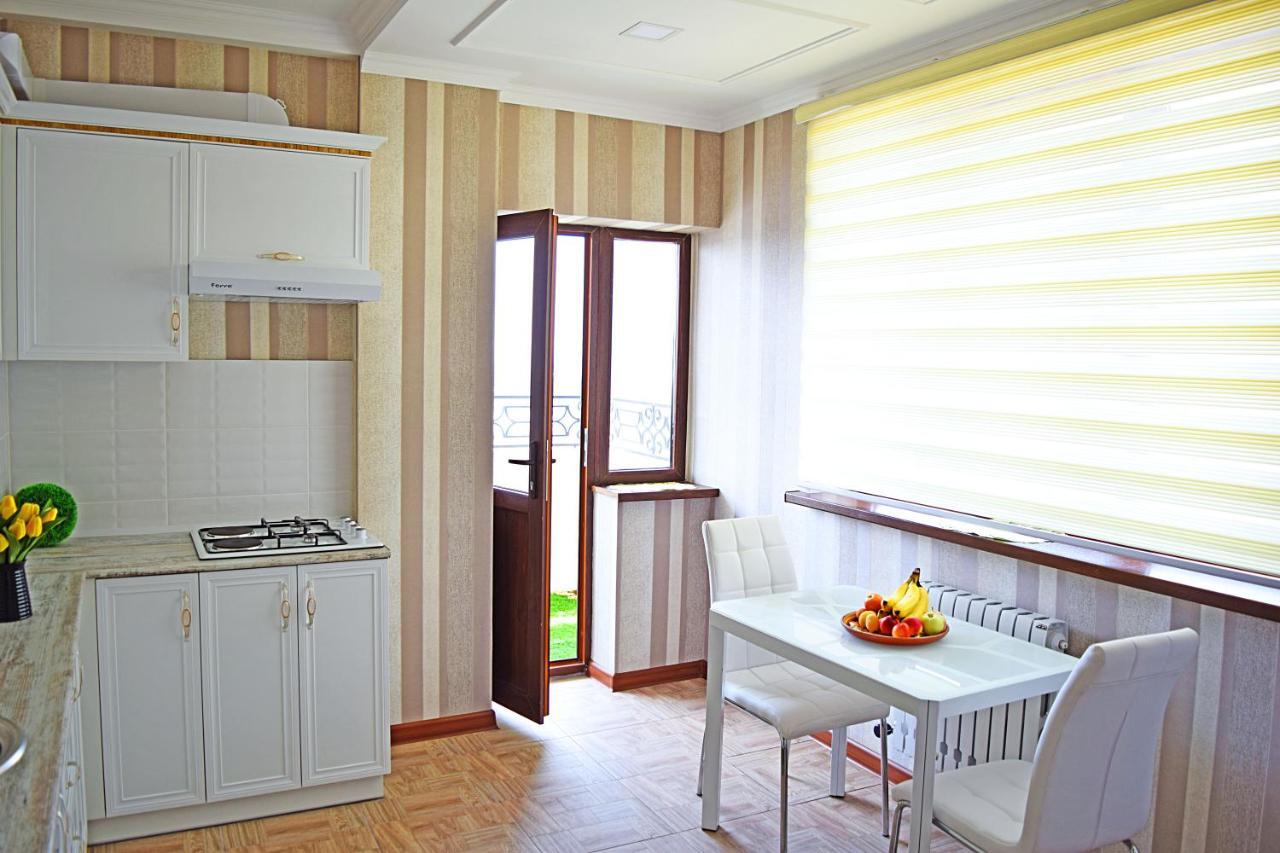Sunny Apartment With Mountain View Бишкек Экстерьер фото